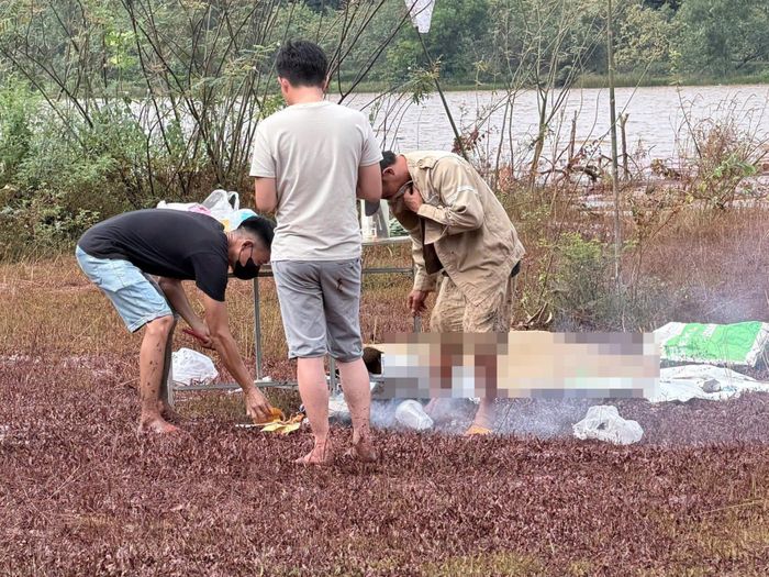 Thi thể bà L. đã được tìm thấy và đưa lên bờ. Ảnh: A.X