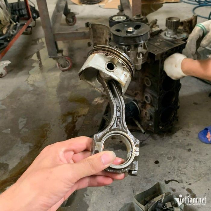 Tay biên của một chiếc Toyota Camry bị cong do thuỷ kích. Ảnh: Hoàng Hiệp