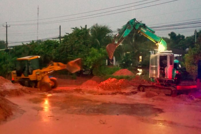 Lực lượng chức năng được huy động dọn dẹp đất đỏ. Ảnh: T.N