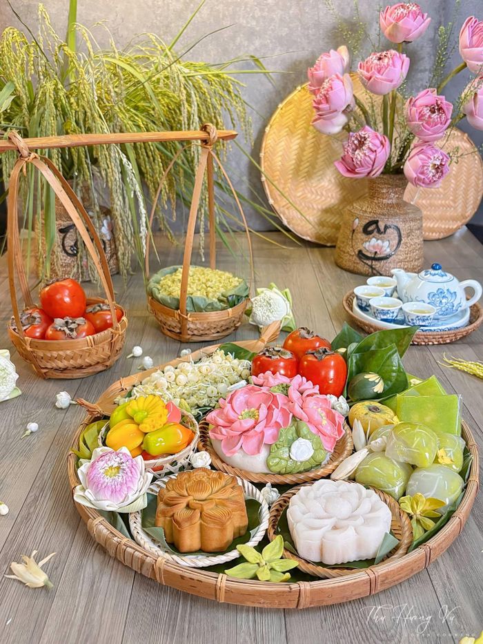 Vào ngày Rằm tháng 8 âm lịch, nhiều gia đình Việt chuẩn bị lễ vật dâng lên ban thờ tổ tiên, cầu may mắn, bình an. Ảnh: Thu Huong Vu