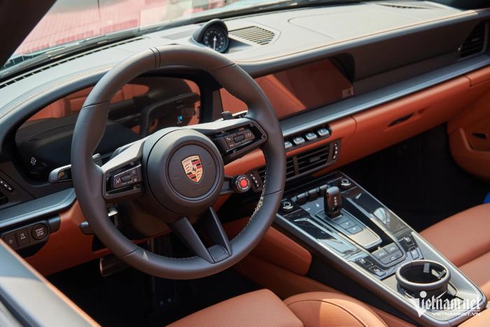 Chiếc Porsche 911 GTS vẫn sử dụng vô lăng hình tròn. Ảnh: Hoàng Hiệp