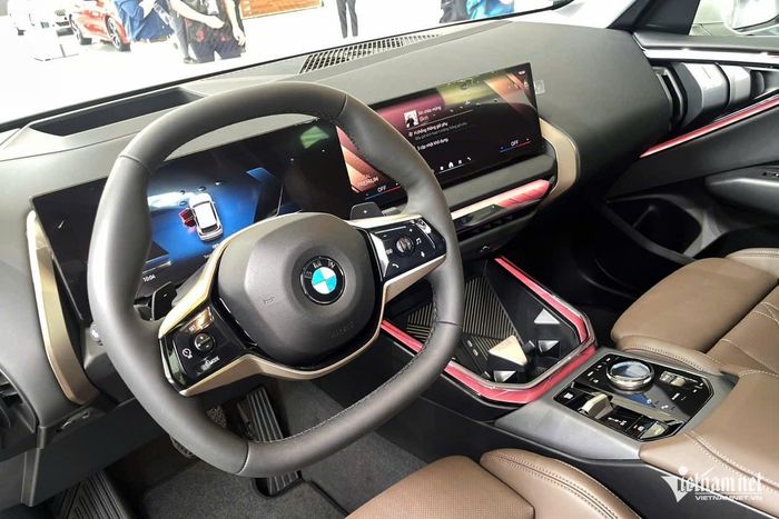 Vô lăng đáy phẳng dạng D-cut trên chiếc BMW X3. Ảnh: Hoàng Hiệp