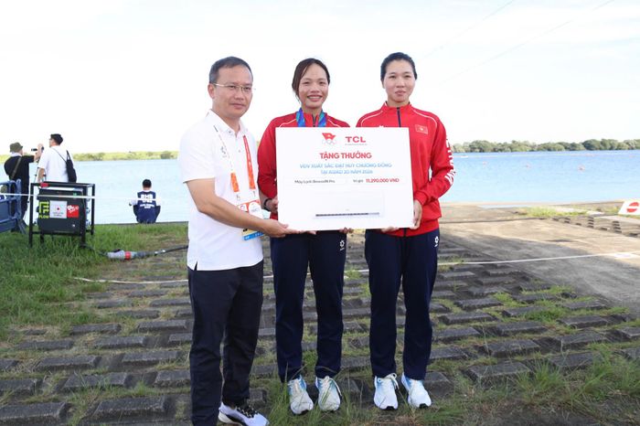 Sau khi hồi sức, Bích Ngọc cùng đồng đội được Trưởng Đoàn Nguyễn Hồng Minh thăm hỏi sức khỏe. Ông Hồng Minh cũng trao thưởng cho 2 VĐV giành HCĐ