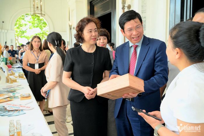 Thứ trưởng Bộ Văn hóa, Thể thao và Du lịch Hồ An Phong tham quan các gian hàng sản phẩm địa phương. Ảnh: Phạm Công
