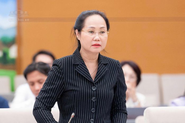 Bộ trưởng Văn hóa, Thể thao và Du lịch Lâm Thị Phương Thanh trình bày tờ trình. Ảnh: Media QH