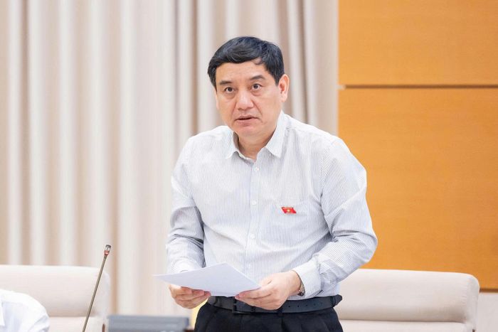 Chủ nhiệm Ủy ban Văn hóa và Xã hội Nguyễn Đắc Vinh trình bày thẩm tra. Ảnh: Media QH