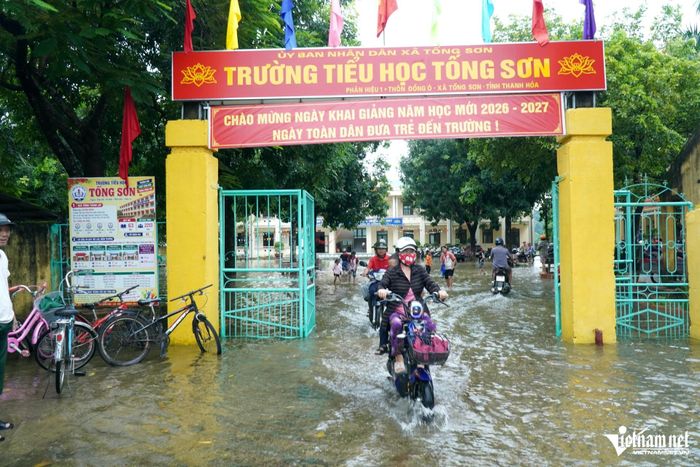 Trường Tiểu học Tống Sơn phân hiệu 1 cũng ngập trong nước. Ảnh: Lê Dương