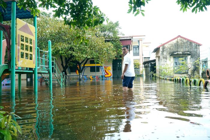 Trường mầm non ngập sâu, học sinh đã được nghỉ học nhiều ngày trước đó. Ảnh: Lê Dương