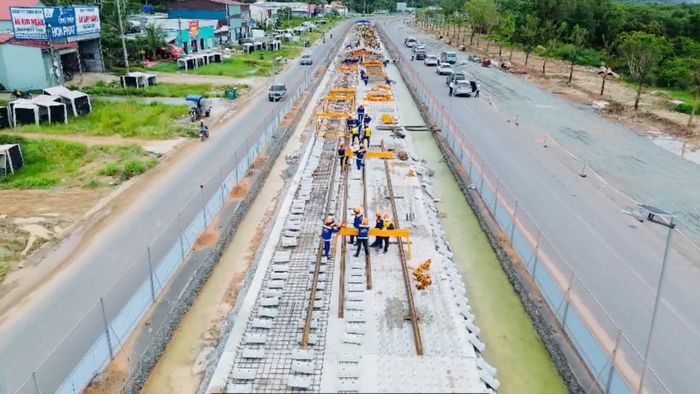 Tuyến đường sắt đô thị LRT đang được các nhà thầu thi công ngày đêm. Ảnh: Khải Anh.