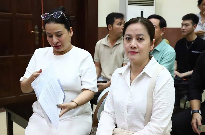 Bà Võ Thị Hồng Loan (bên phải). Ảnh: NL