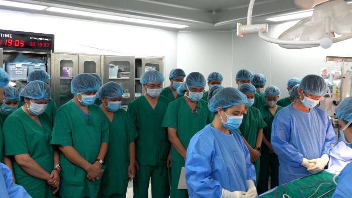Các y bác sĩ tri ân nữ đồng nghiệp. Ảnh: BVCC.