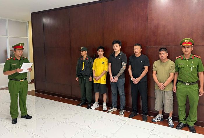 Cơ quan CSĐT tống đạt các quyết định và lệnh bắt bị can để tạm giam đối với 4 người Trung Quốc. Ảnh: CACC
