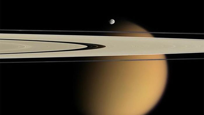 Một bức ảnh do Cassini chụp cho thấy Titan – vệ tinh lớn nhất của sao Thổ, nằm phía sau hệ thống vành đai của hành tinh này. Có thể nhìn thấy vệ tinh nhỏ hơn là Epimetheus ở phía tiền cảnh. Nguồn ảnh: NASA/JPL/Space Science Institute