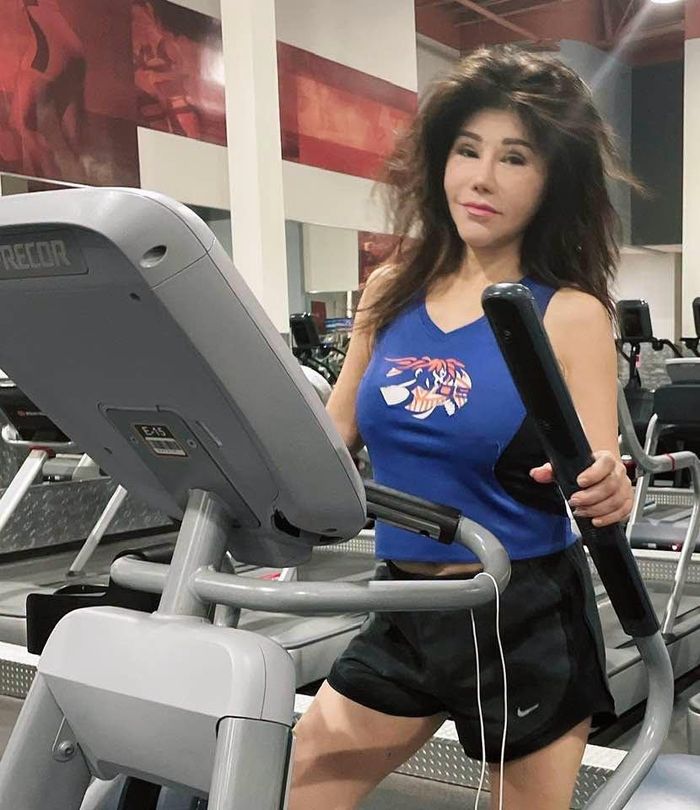 Danh ca Sơn Tuyền chia sẻ: "Đi hát mấy ngày liên tiếp giờ này khuya rồi cũng phải chịu khó đi tập cho khỏe tối về ngủ ngon. Chúc cả nhà nhiều sức khỏe".