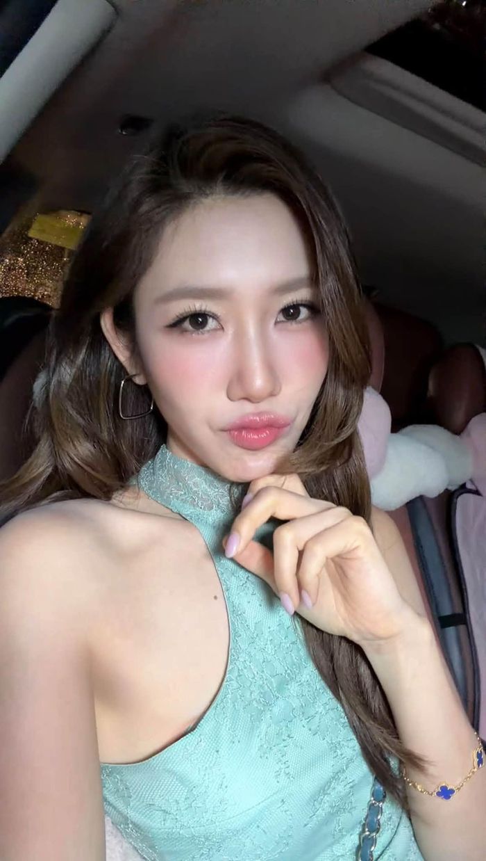 Diễn viên Thuý Ngân xinh xắn với lối trang điểm nhẹ nhàng.