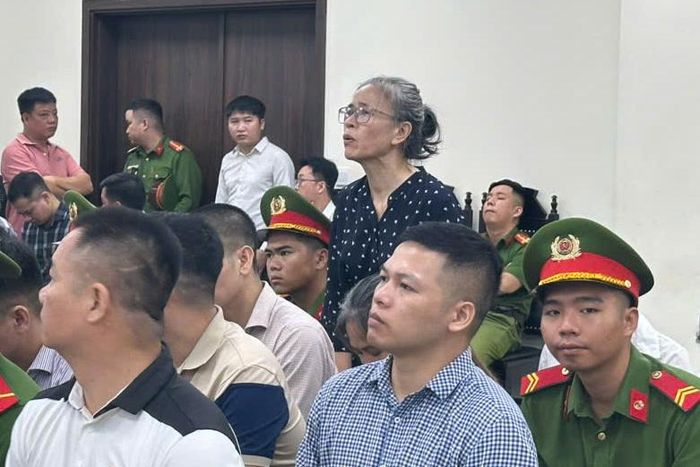 Bị cáo Bùi Đinh Thị Dinh (áo đen chấm bi) tại tòa. Ảnh: TH