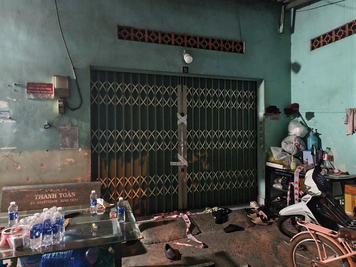 Hiện trường phòng trọ - nơi xảy ra vụ án mạng, được niêm phong để phục vụ điều tra.