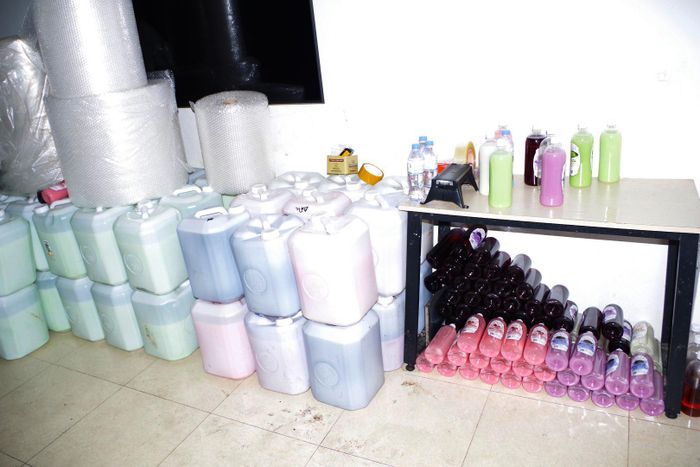 Các loại rượu không rõ nguồn gốc bị thu giữ. Ảnh: CACC