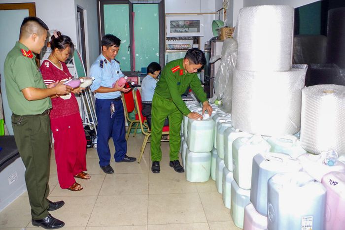 Lực lượng chức năng kiểm tra cơ sở kinh doanh. Ảnh: CACC