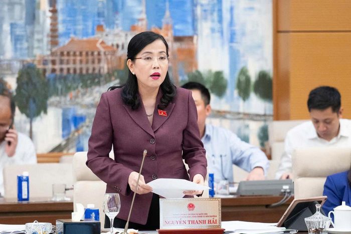 Chủ nhiệm Ủy ban Khoa học, Công nghệ và Môi trường Nguyễn Thanh Hải trình bày thẩm tra. Ảnh: Media QH