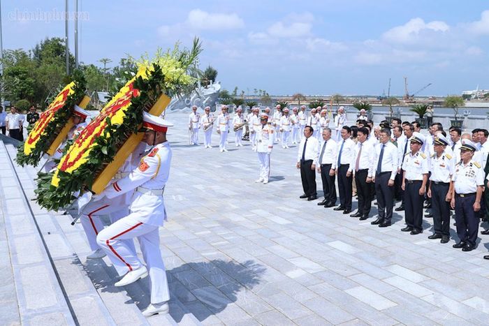 Thủ tướng và đoàn dâng hương tại Đền thờ các Anh hùng liệt sĩ. Ảnh: Nhật Bắc/VGP