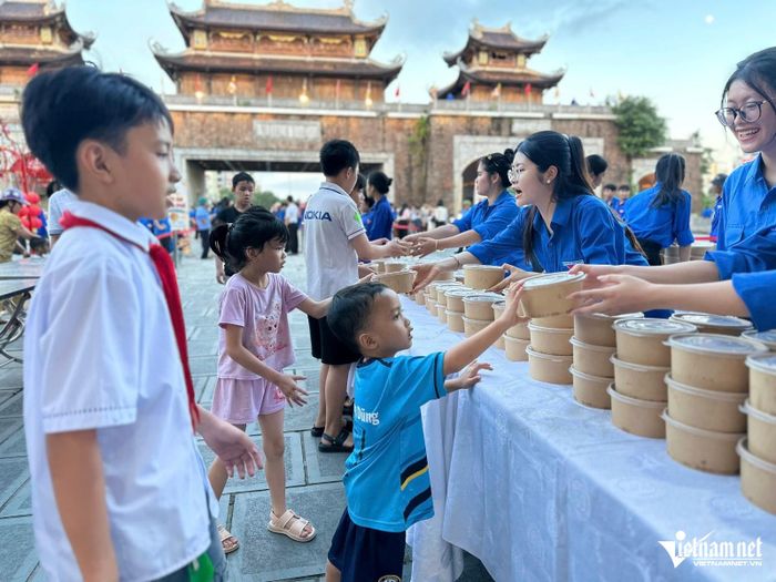 Nhiều em nhỏ hào hứng, thích thú khi nhận món quà Trung thu này