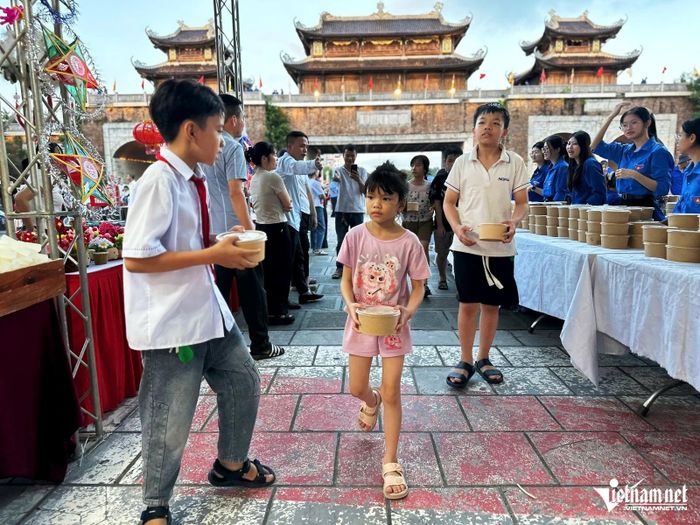 Các cháu nhận suất quà không chỉ con em Ninh Bình mà còn có con em của khách du lịch