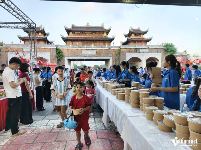 Các suất ăn được phát miễn phí đến các thiếu niên, nhi đồng