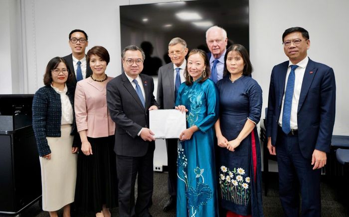 Trưởng Ban Chính sách, chiến lược Trung ương Nguyễn Thanh Nghị cùng các chuyên gia Đại học Columbia