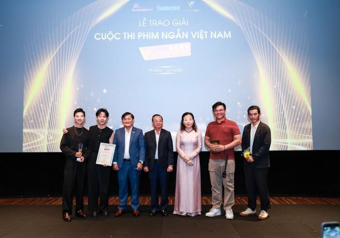 Ê-kíp phim "Cánh đồng trắng" chụp ảnh cùng ban tổ chức cuộc thi.