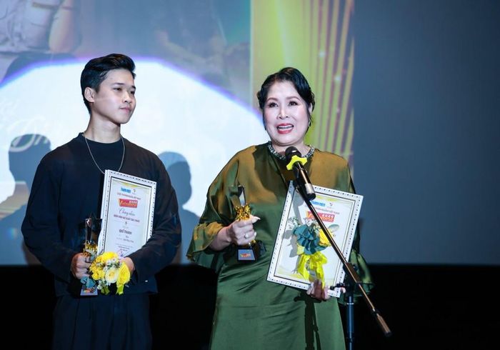 NSND Hồng Vân nhận giải thưởng "Diễn viên nữ xuất sắc nhất".
