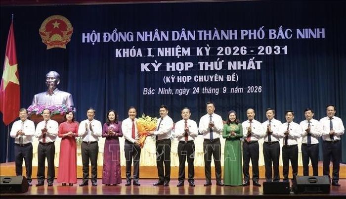 Lãnh đạo thành phố Bắc Ninh tặng hoa chúc mừng ông Đào Thanh Trường được bầu giữ chức Phó Chủ tịch UBND thành phố. Ảnh: Thanh Thương/TTXVN