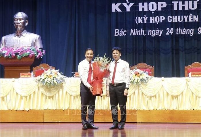Lãnh đạo Đại học Quốc gia Hà Nội tặng hoa chúc mừng ông Đào Thanh Trường. Ảnh: Thanh Thương/TTXVN