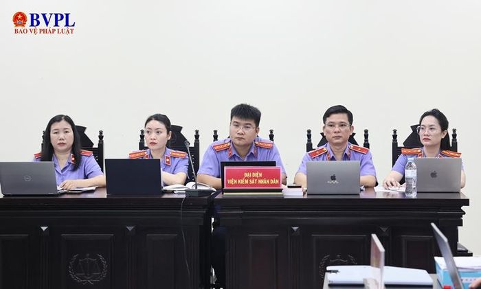Các Kiểm sát viên đại diện VKSND TP Hà Nội thực hành quyền công tố và kiểm sát xét xử tại phiên tòa.