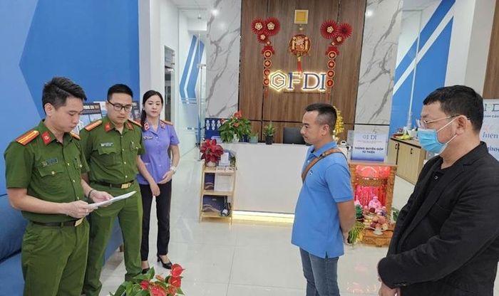  Lực lượng chức năng khám xét trụ sở chi nhánh Công ty GFDI tại Cần Thơ.