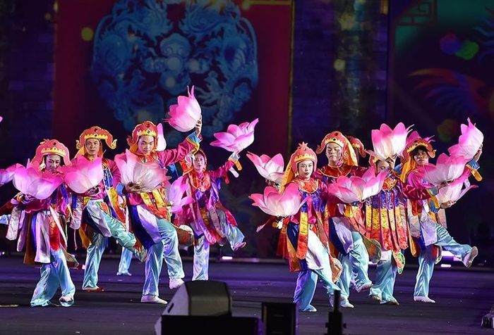 Tiết mục Nhã nhạc Cung đình Huế trên nền điệu Ngự Bình tại đêm khai mạc Lễ hội Văn hóa Thế giới Hà Nội lần thứ nhất. Ảnh: Thư Vũ.