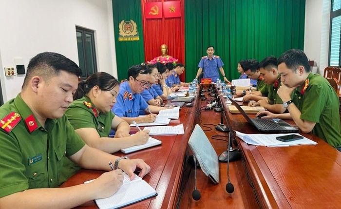 Đồng chí Đinh Quốc Hưng, Phó Viện trưởng VKSND tỉnh Tuyên Quang phát biểu tại các đơn vị được kiểm sát.