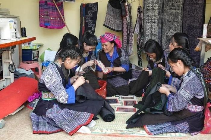  Phụ nữ Mông ở Mù Cang Chải duy trì nghề dệt, thêu thổ cẩm gắn với sản phẩm phục vụ du lịch. Ảnh: Báo Nông nghiệp và Môi trường.