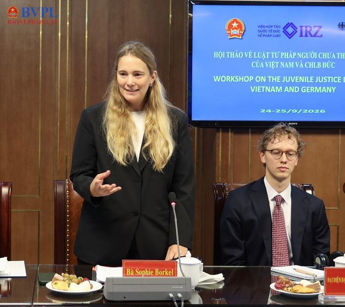  Bà Sophie Borkel, Quản lý Dự án Việt Nam của IRZ phát biểu tại Hội thảo.