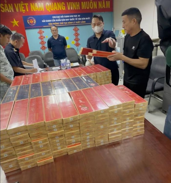  Cơ quan Hải quan phát hiện 1.793 cây thuốc lá mang nhãn hiệu Peony, Chungwa. (Ảnh: Công an cung cấp)