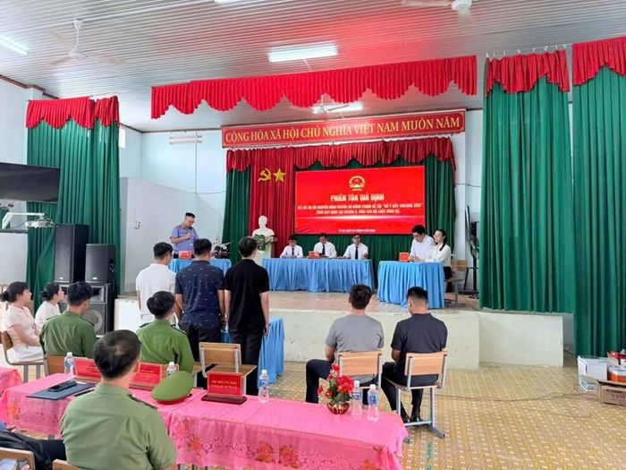  Phiên tòa giả định được xây dựng từ những tình huống gần gũi với đời sống học sinh.