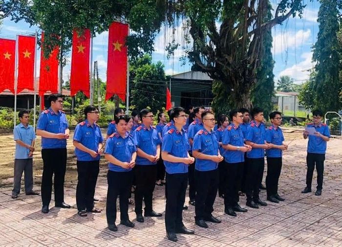  Đoàn viên, thanh niên và công chức ngành Kiểm sát nhân dân đã dâng hương.