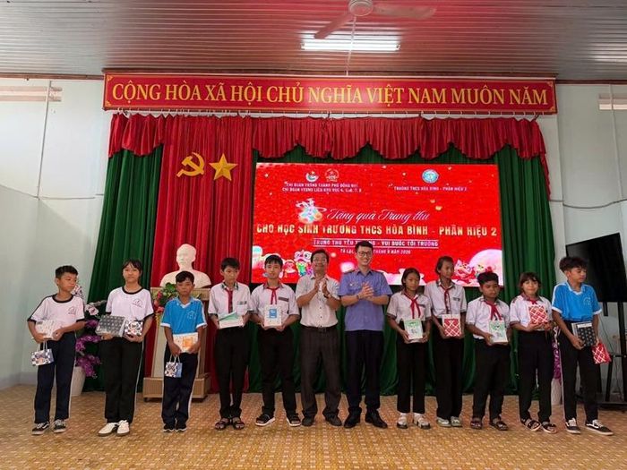   Đoàn cơ sở VKSND thành phố Đồng Nai đã trao tặng quà cho các em học sinh.