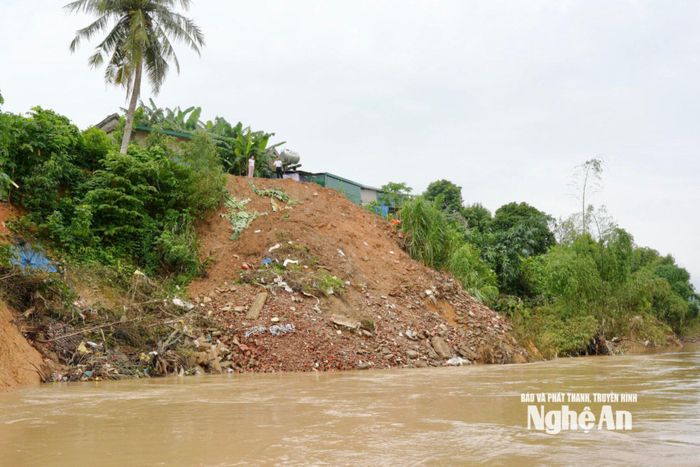 Có những điểm sạt lở đã cận kề khu vực nhà dân. Ảnh: Quang Minh
