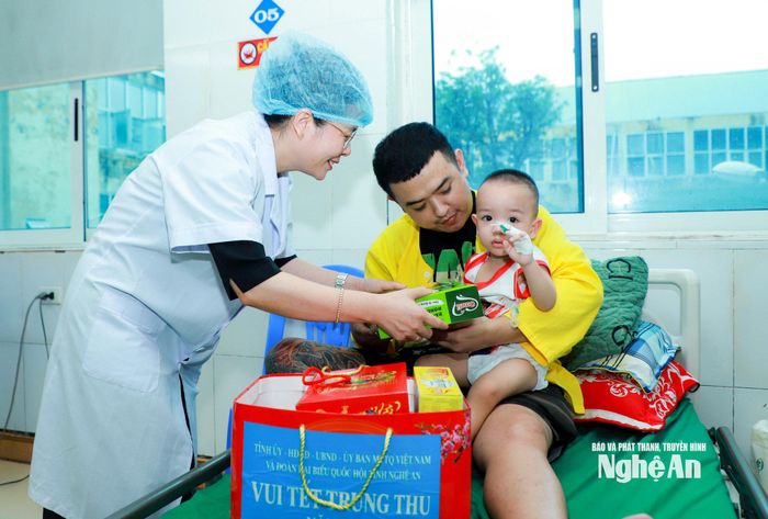 Đồng chí Lê Thị Hoài Chung - Ủy viên Ban Chấp hành Đảng bộ tỉnh, Giám đốc Sở Y tế tặng quà Trung thu đến bệnh nhi. Ảnh: Thành Duy