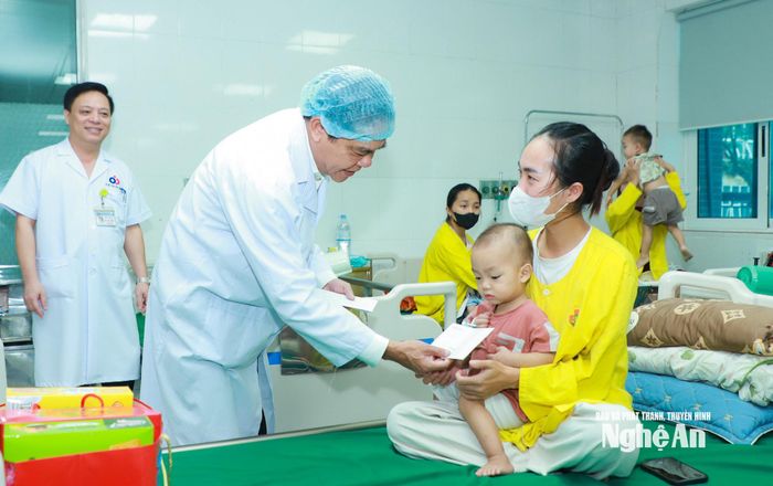 Chủ tịch UBND tỉnh Võ Trọng Hải tặng quà bệnh nhi nhân dịp Trung thu 2026. Ảnh: Thành Duy