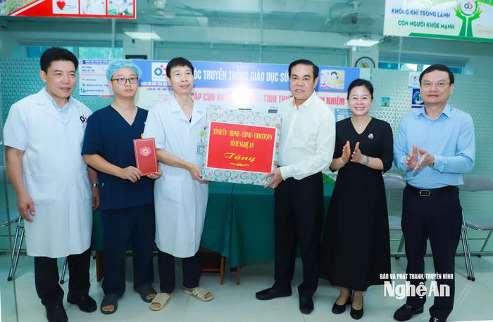 Chủ tịch UBND tỉnh Võ Trọng Hải và đoàn công tác tặng quà động viên đội ngũ y, bác sĩ Bệnh viện Sản Nhi Nghệ An. Ảnh: Thành Duy