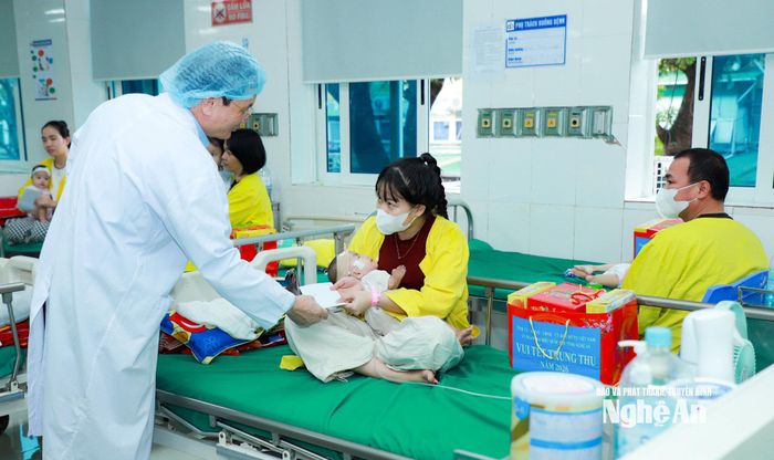 Đồng chí Đặng Thanh Tùng - Ủy viên Ban Chấp hành Đảng bộ tỉnh, Chánh Văn phòng UBND tỉnh tặng quà Trung thu đến bệnh nhi. Ảnh: Thành Duy