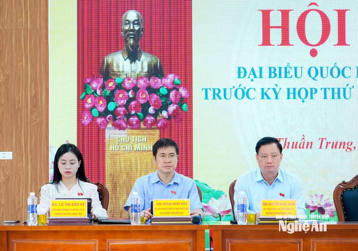 Các đại biểu Quốc hội đoàn Nghệ An tiếp xúc cử tri xã Thuần Trung. Ảnh: Phạm Bằng