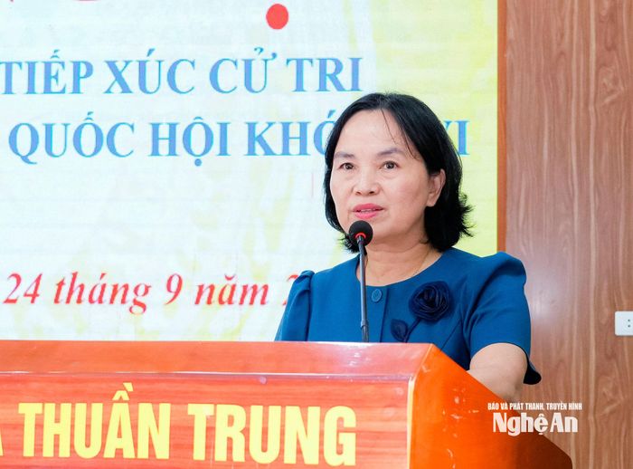 Phó Giám đốc Sở Nông nghiệp và Môi trường Võ Thị Nhung trao đổi, trả lời các ý kiến, kiến nghị của cử tri. Ảnh: Phạm Bằng